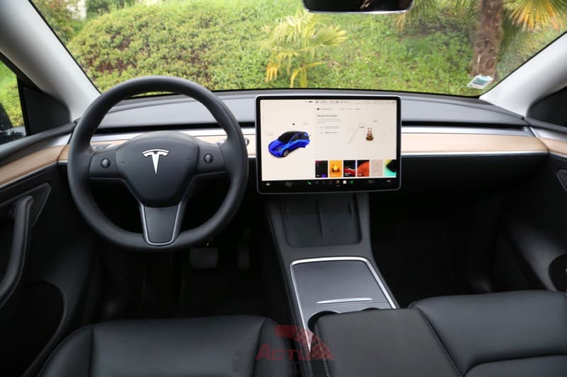 La planche de bord de la Tesla Model Y est très épurée