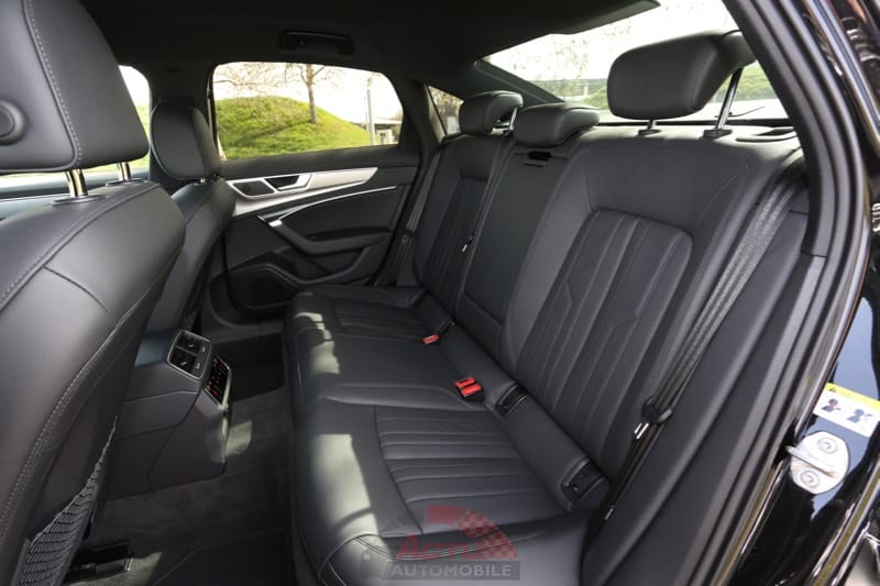 Les places arrière de l'Audi A6 sont particulièrement spacieuses