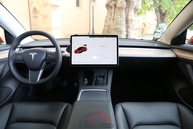 La planche de bord épurée de la Model 3