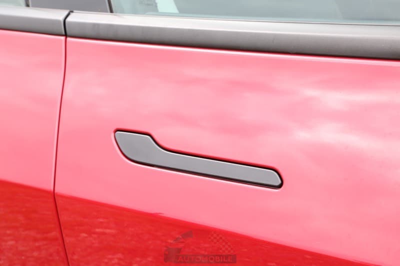 La poignée escamotable sur une Tesla Model 3