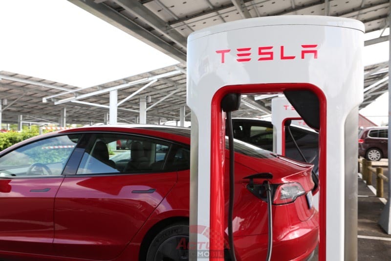 La recharge en superchargeur Tesla est facile et rapide