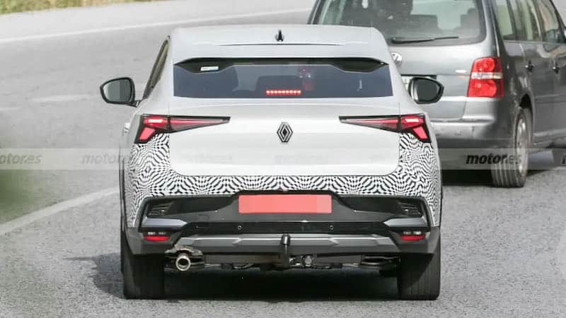 Le Renault Rafale surpris en phase de tests, très peu camouflé - image : Motor.es