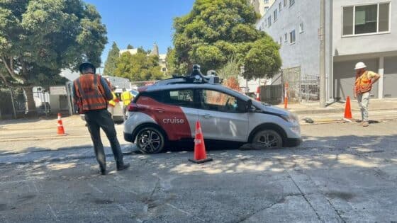 La conduite autonome a plongé ce robotaxi californien dans du ciment