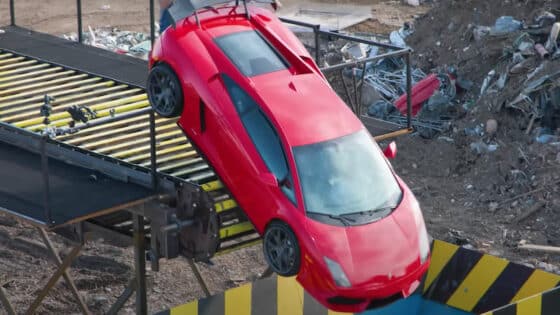 Mr Beast envoie une Lamborghini Gallardo dans une déchiqueteuse