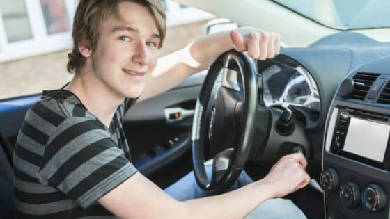 Devis assurance auto jeune conducteur : comment économiser