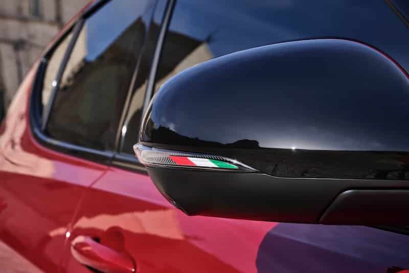 drapeau italien est apposé sur les coques de rétroviseurs du Tonale Tributo Italiano