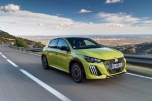La voiture la plus vendue en France est proposée en essence, diesel et électrique. L'hybridation va aussi arriver !