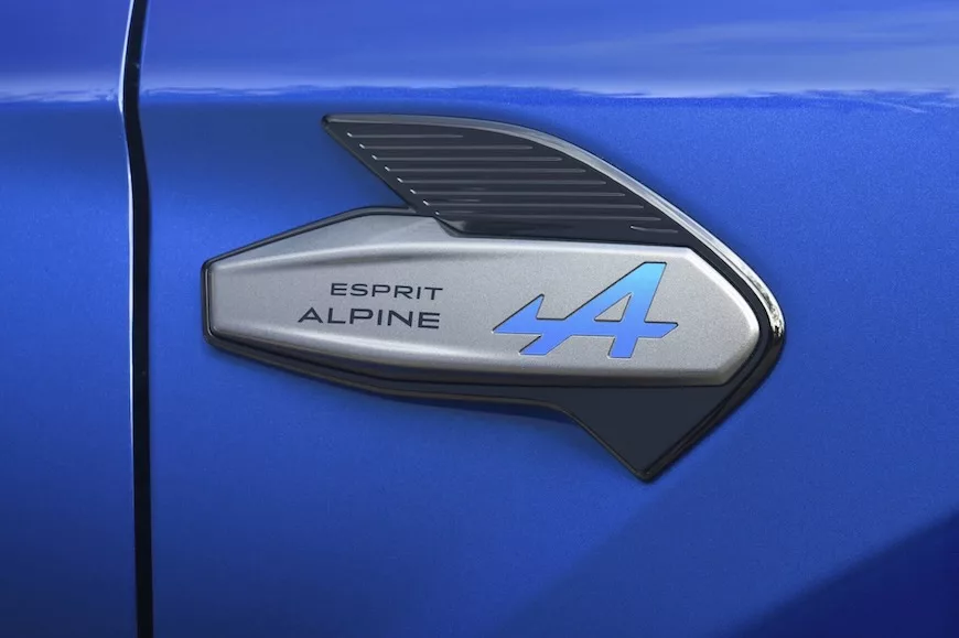 Les logos Esprit Alpine sont apposés sur les ailes avant