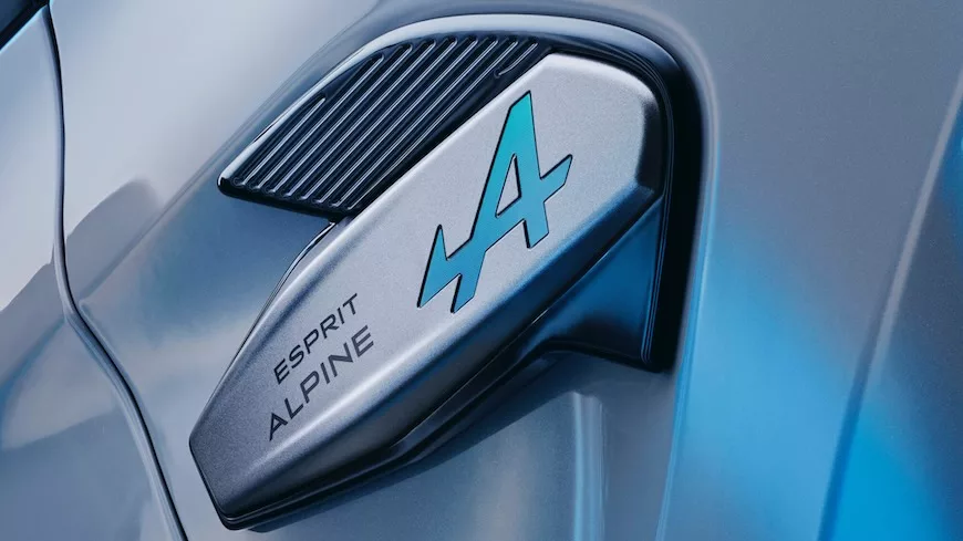 Les badges Esprit Alpine apposés sur les ailes avant