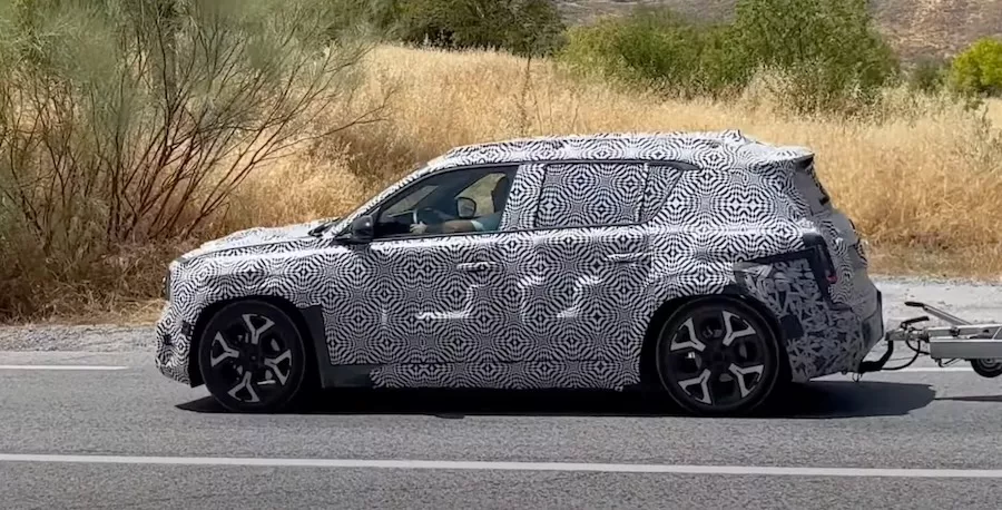 La Renault 4 E-TECH surprise en essais en Espagne - image : NCars