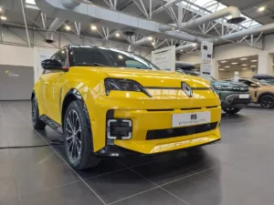 la Renault 5 E-TECH est ENFIN arrivée en concessions