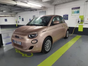 La Fiat 500e en recharge dans un parking