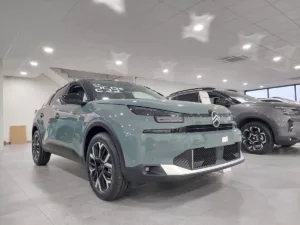 Une voiture neuve en concession