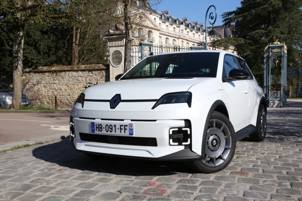 La Renault 5 E-TECH est la voiture électrique la plus vendue en France