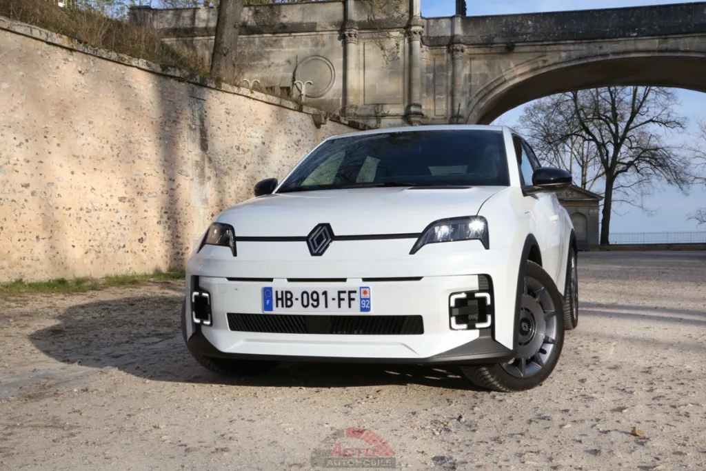 La Renault 5 E-TECH est la voiture électrique préférée des français en 2025