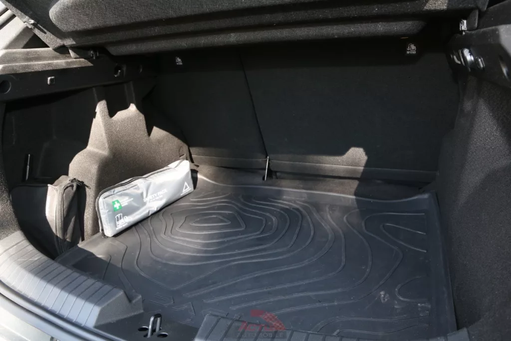 La contenance de 472 litres est suffisante pour un tel SUV