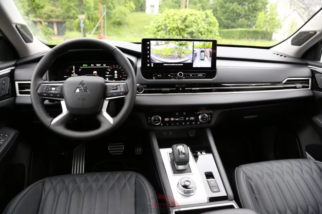 L'habitacle du Mitsubishi Outlander est très soigné
