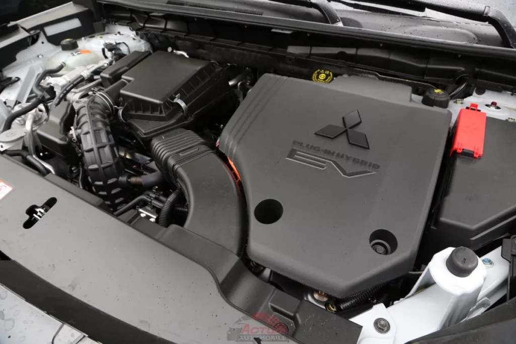 Le 4 cylindres essence peut servir de générateur ou entrainer les roues avant
