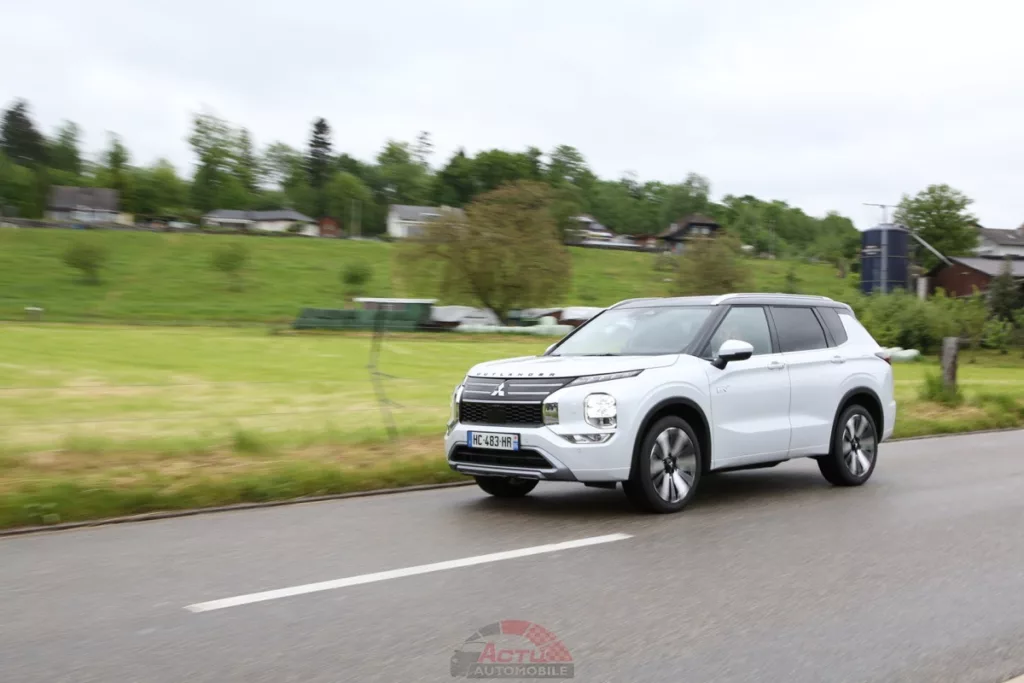 L'Outlander semble destiné à abattre les kilomètres en toute décontraction