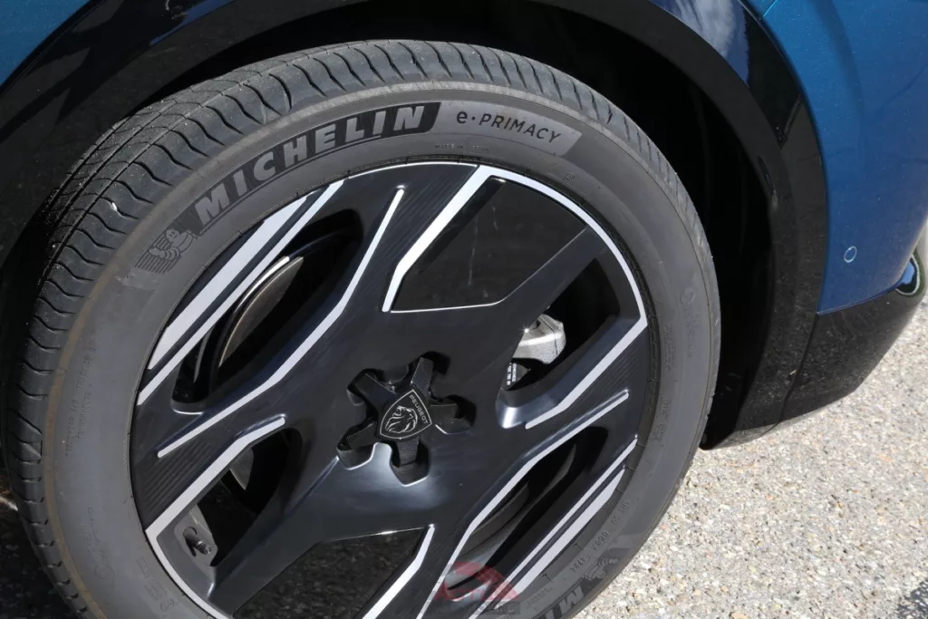 Les pneumatiques Michelin e-Premacy se font vite entendre en conduite sportive