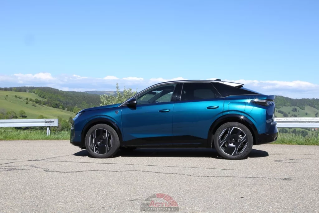 Le profil "Fastback" démarque ce 3008 de son prédécesseur 