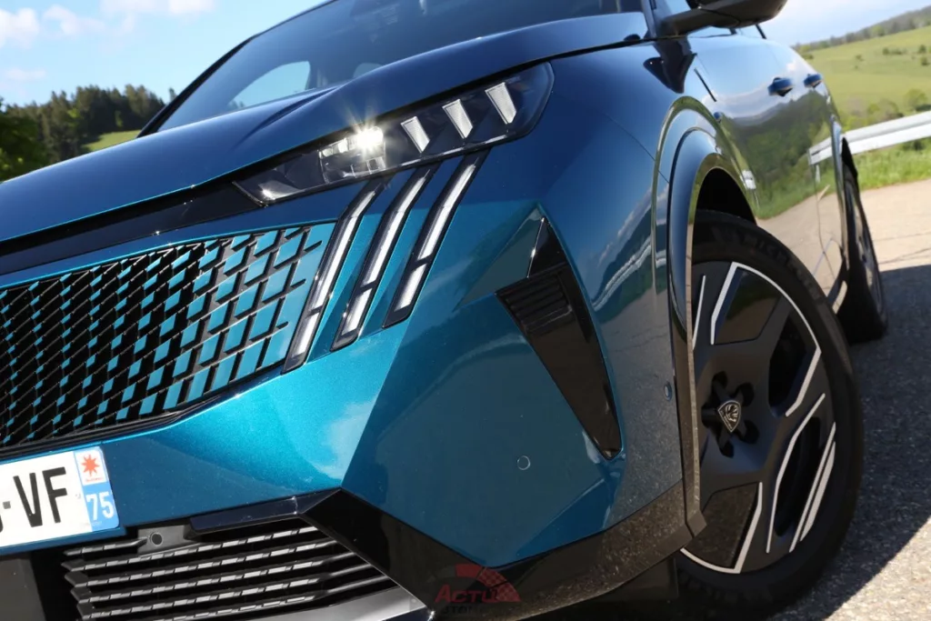 Les trois griffes deviennent incontournables sur les nouvelles Peugeot