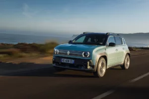 Renault 4 E-TECH : combien coûte la R4 toutes options ?