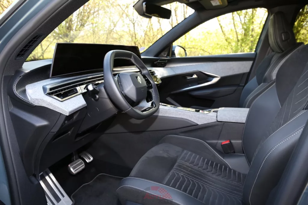 Les sièges avant sont comme toujours chez Peugeot, enveloppants