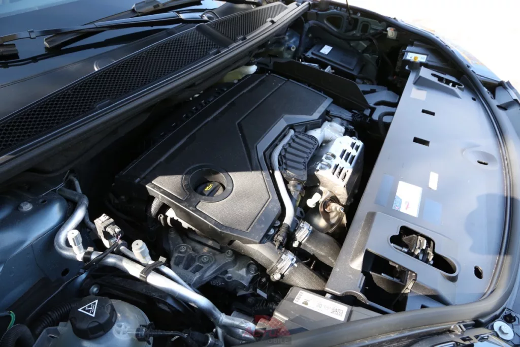 On retrouve le 3 cylindres  1.2 sous le capot, avec de nombreuses modifications