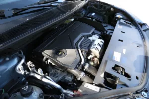 On retrouve le 3 cylindres 1.2 sous le capot, avec de nombreuses modifications