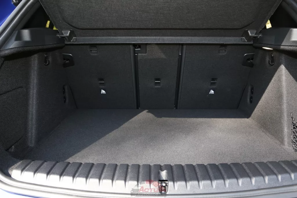 La contenance du coffre de cette M135 xDrive est de 380 litres