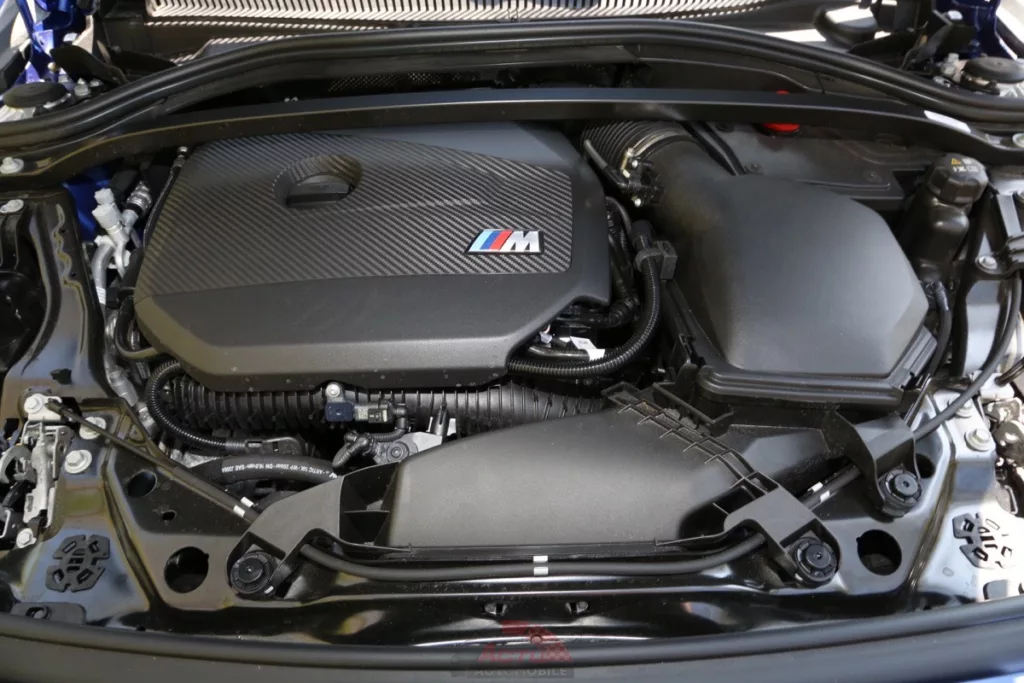 Le 4 cylindres de cette M135 xDrive se contente de 300 ch