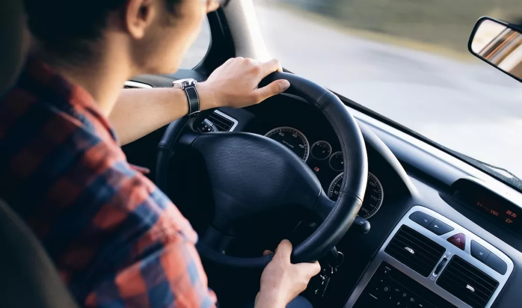 Permis de conduire : les auto-écoles en mode survie, l’État les regarde caler