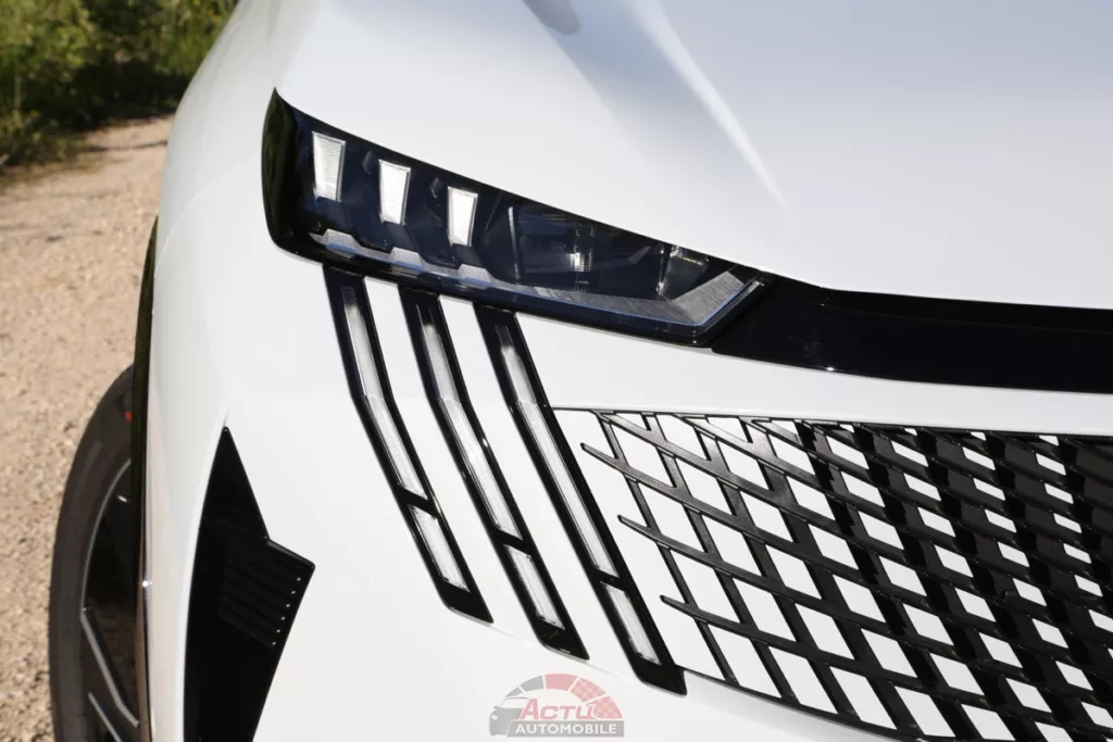 La signature lumineuse est identique à celle du 3008