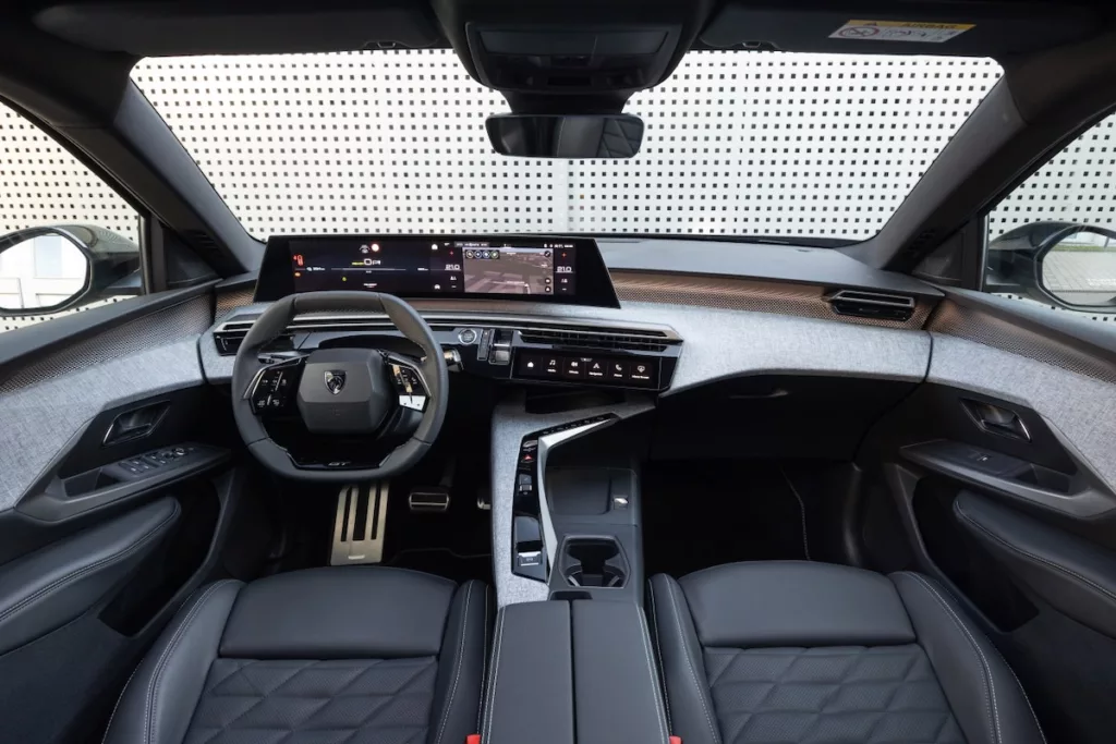La planche de bord du Peugeot e-5008 GT