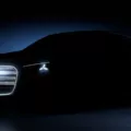 Mercedes électrifie la Classe C avec une calandre lumineuse