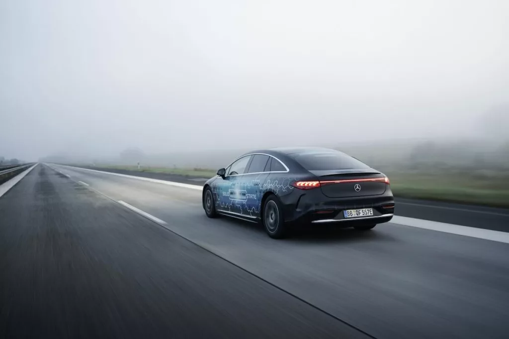 La Mercedes EQS a été équipée de batteries solides pour ces tests