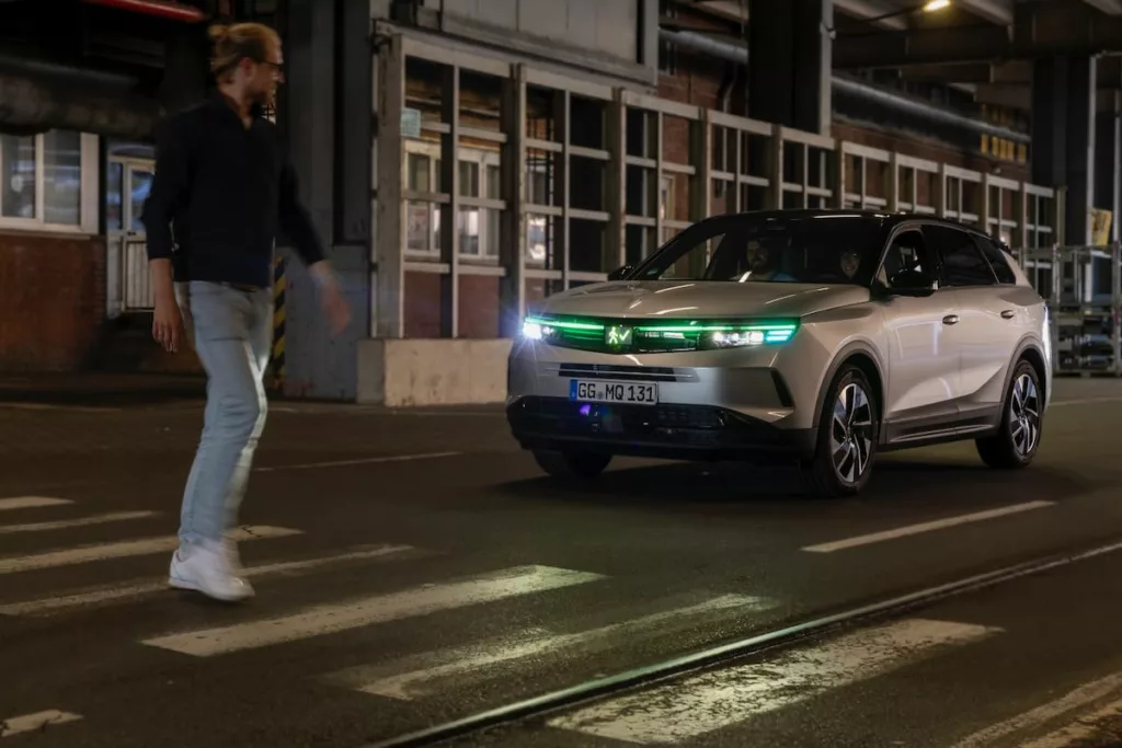 Opel Grandland avec AI-Powered Light Communication