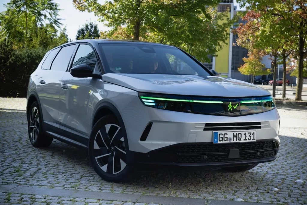 Opel Grandland avec AI-Powered Light Communication
