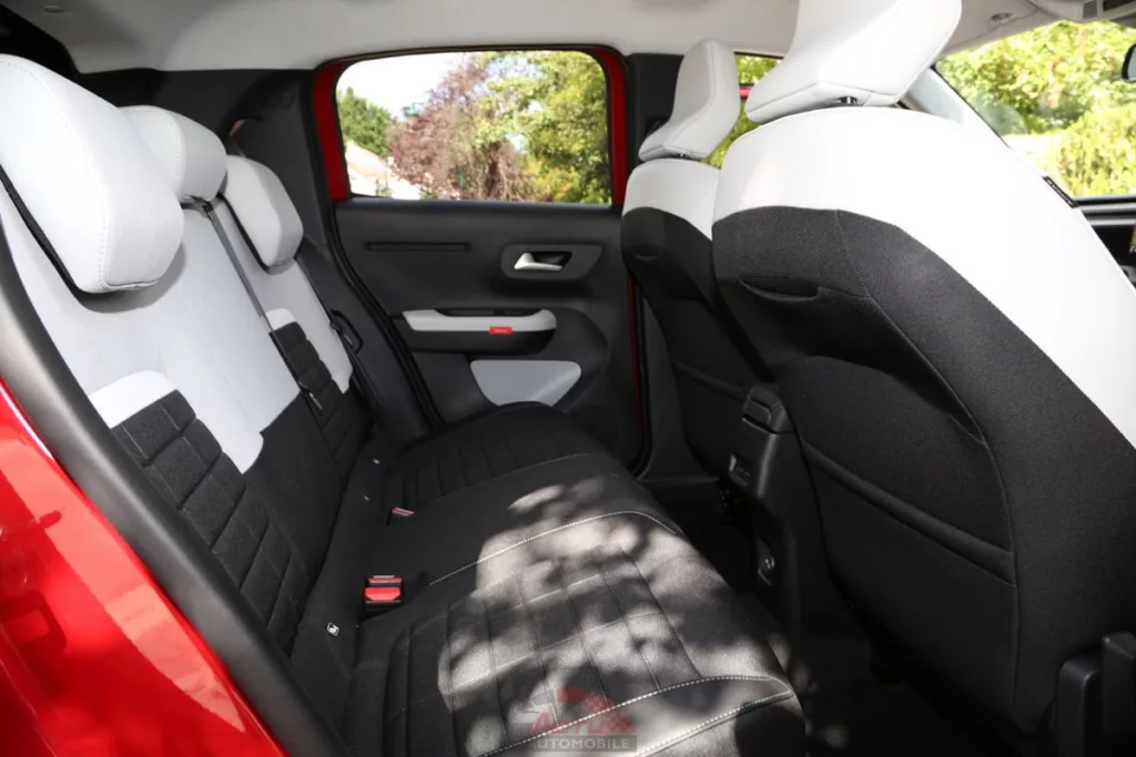 L'espace arrière est très correct, et la hauteur y participe