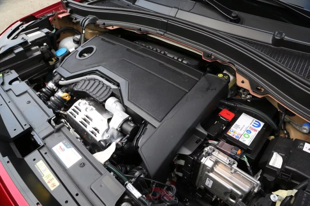 Le 3 cylindres 1.2 de la motorisation hybride fonctionne à chaîne et non plus à courroie