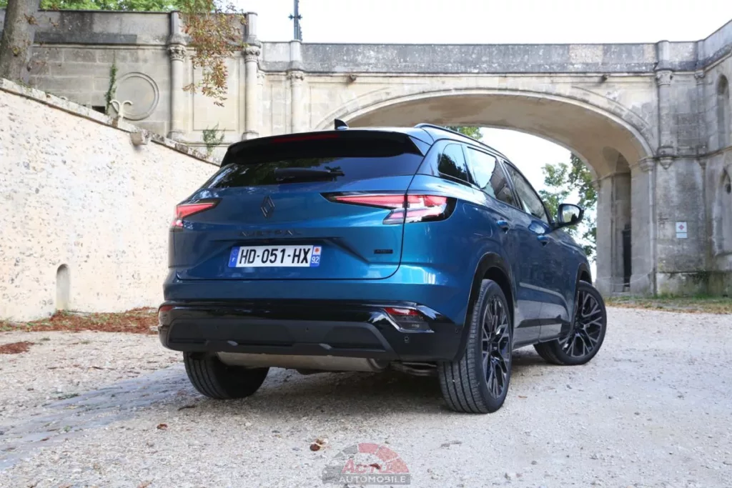 Cette version restylée de l'Austral se reconnait même de l'arrière