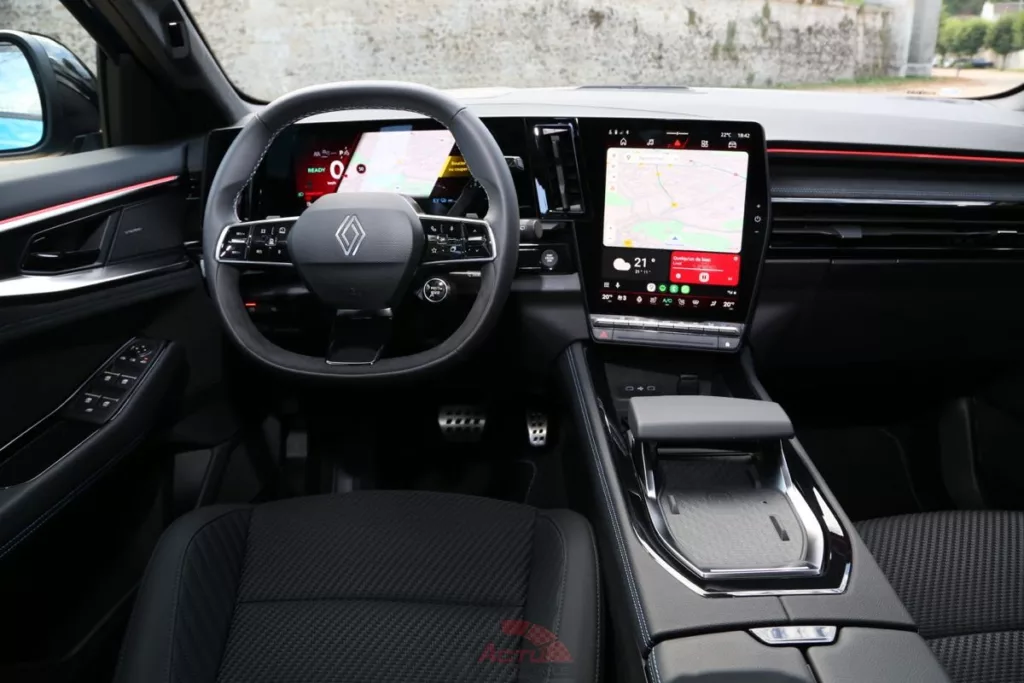 L'habitacle a évolué au niveau des sièges avant mais n'a pas vu de changements au niveau de la planche de bord