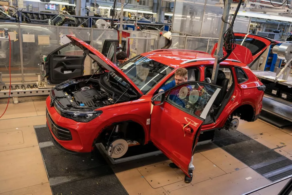 Golf et Tiguan à l’arrêt : Volkswagen replonge dans la crise des puces