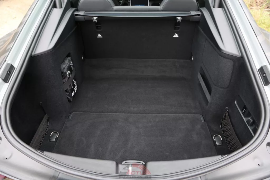 Le coffre est facile d'accès avec un large hayon vitré