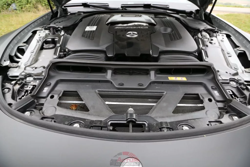 Le V8 bi-turbo est assemblé à la main et signé
