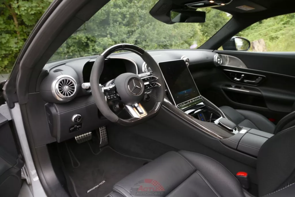 La planche de bord est partagée avec la Mercedes-AMG SL