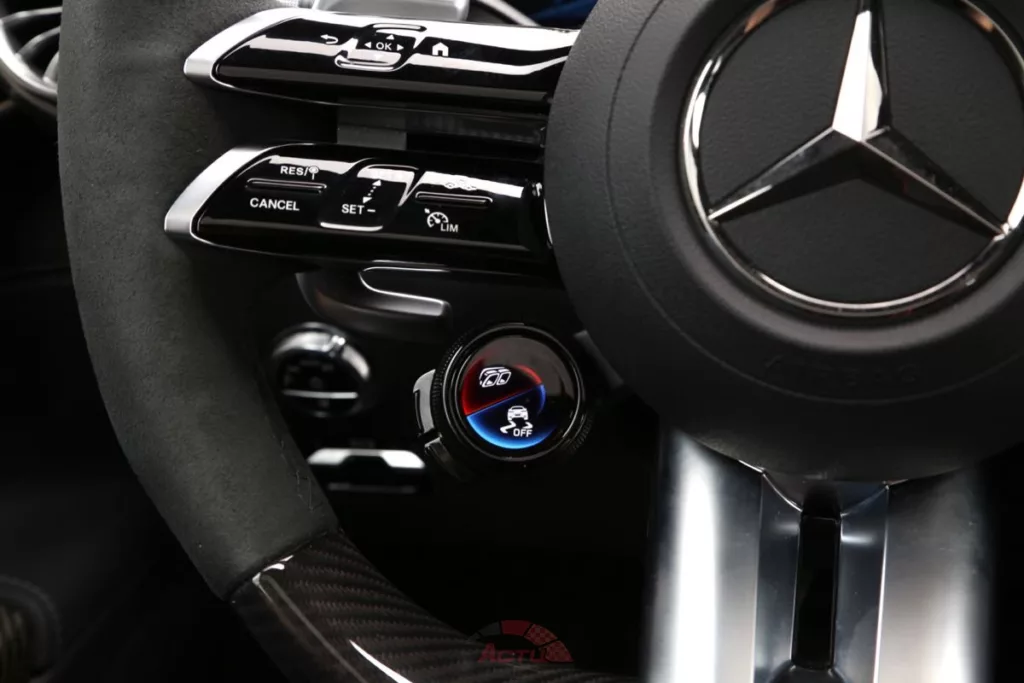 De nombreuses fonctions sont rapidement accessibles sur le volant