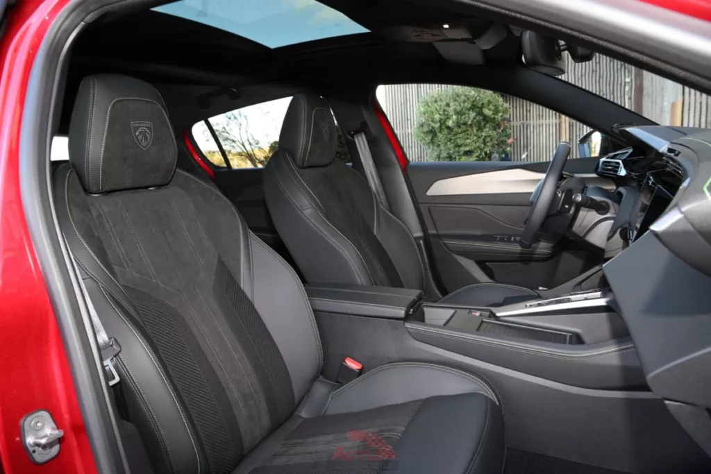 Le dessin des sièges avant et la sellerie des versions GT apporte du cachet...et un bon maintien ! 
