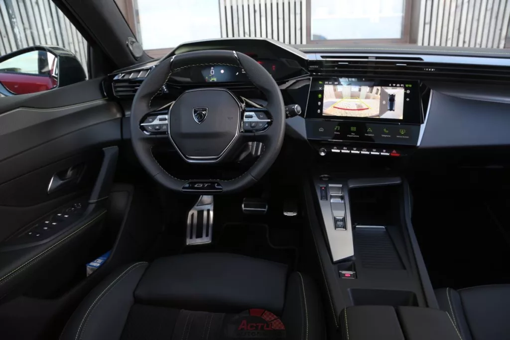 La planche de bord de la 308 n'a pas changé lors du restyling, avec l'ancienne version du i-cockpit cher à Peugeot